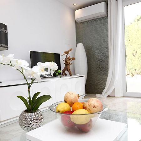 R02 Luxury Apartment In Villa With Pool And Garden มาร์เบยา ภายนอก รูปภาพ