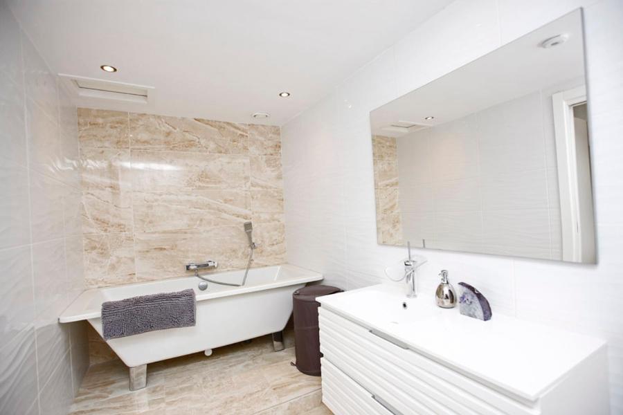 R02 Luxury Apartment In Villa With Pool And Garden มาร์เบยา ภายนอก รูปภาพ